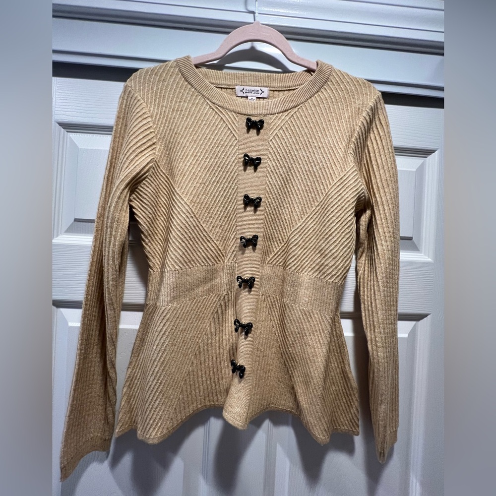 Women’s fitted tan sweater NWOT bow buttons size M